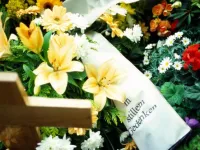 Blumen zum Abschied (Foto: Irene B&ouml;siger): Die Bestattung ist Ausdruck der Liebe und der Achtung gegen&uuml;ber den Verstorbenen. 
